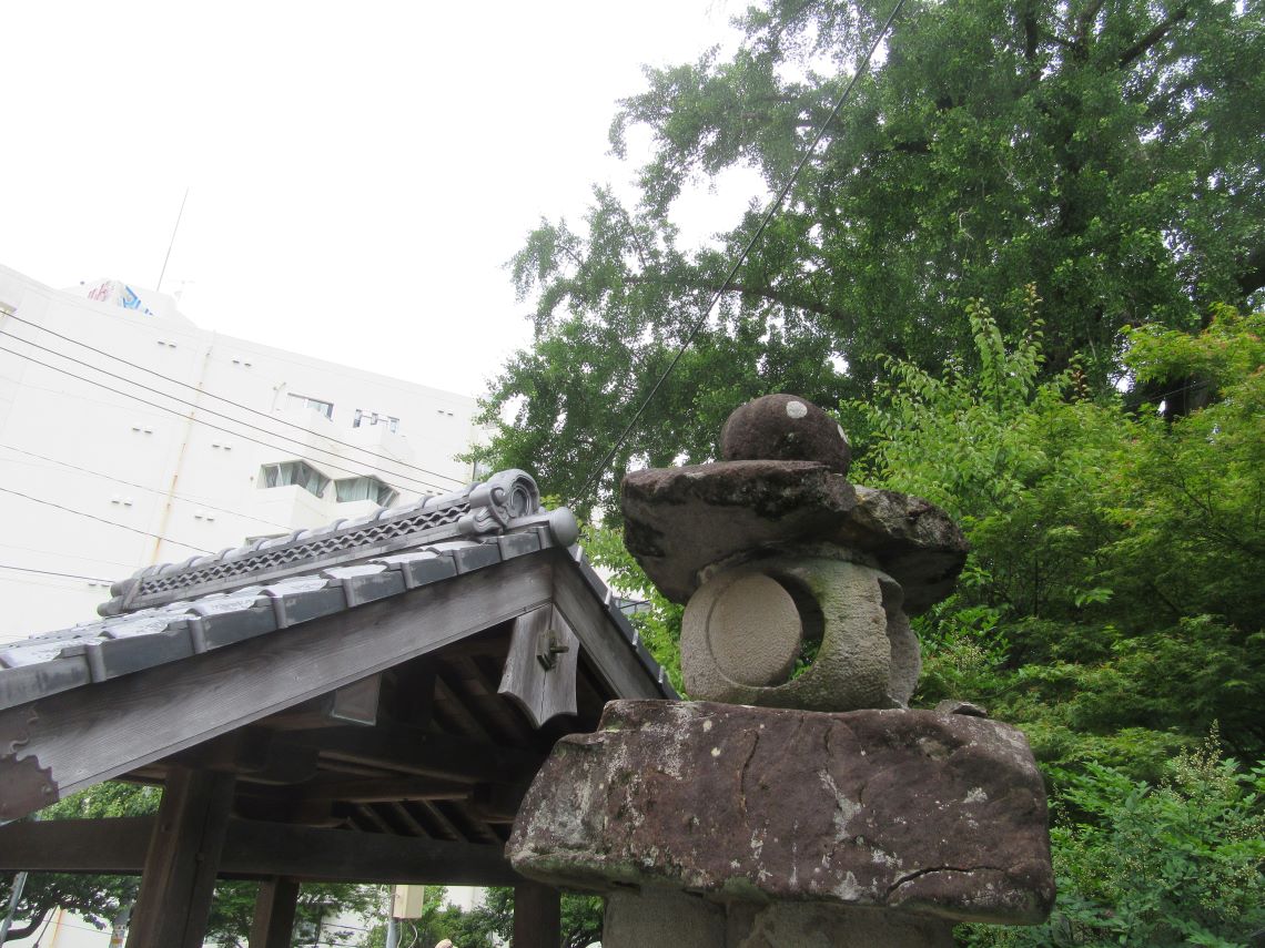長崎市の梅香崎神社周辺で撮影した、灯籠。