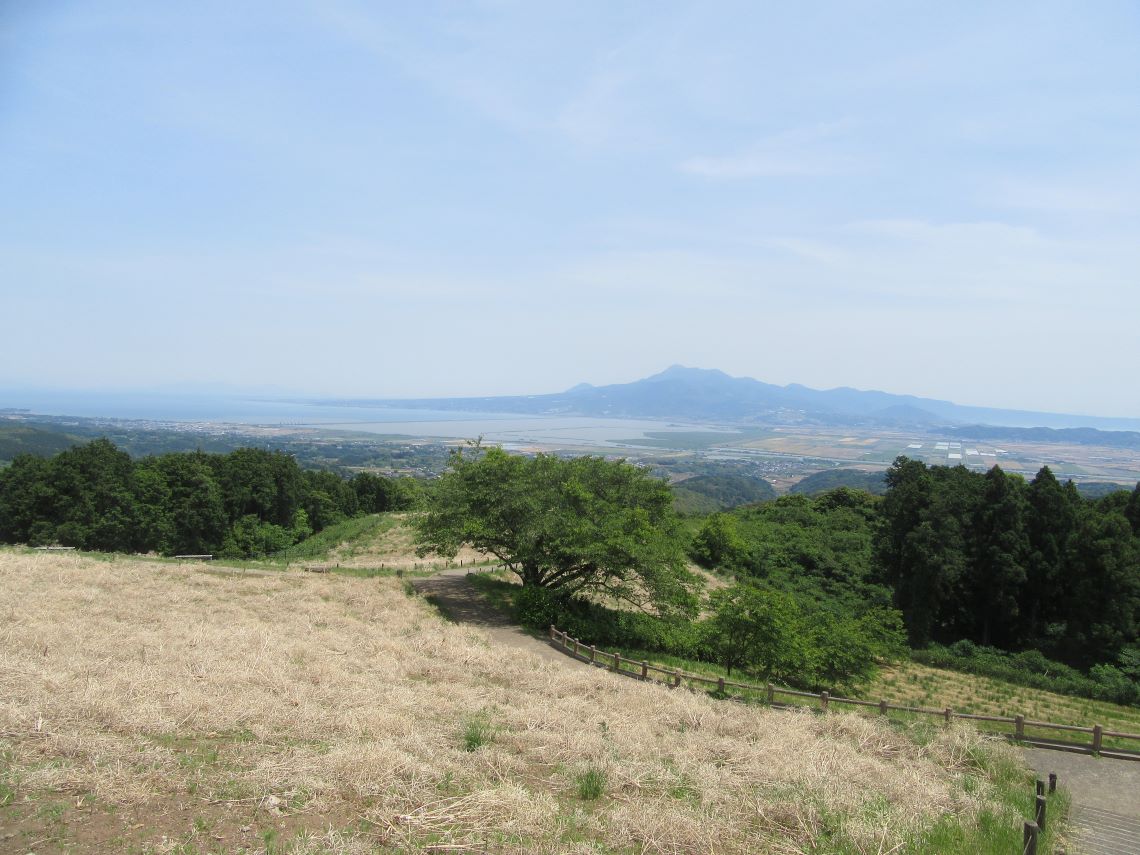 諫早市の白木峰高原で5月に撮影した、遠くをのぞむ風景。