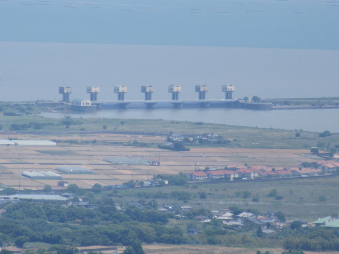 諫早市の白木峰高原で5月に撮影した、諫早湾干拓の堤防道路。