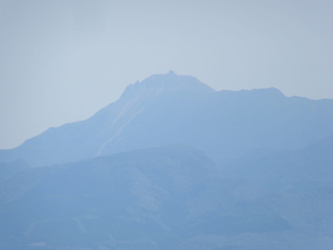 諫早市の白木峰高原で5月に撮影した、普賢岳と思われる雲仙の山。