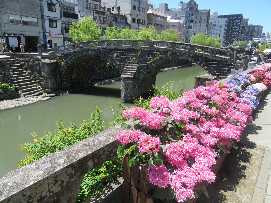長崎市・眼鏡橋周辺で撮影した、眼鏡橋と紫陽花。