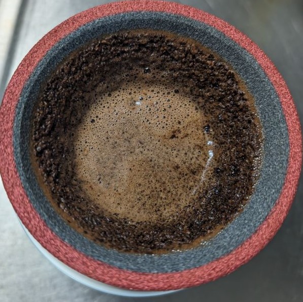 『COFIL fuji』の小さな穴でコーヒーが抽出されていく。