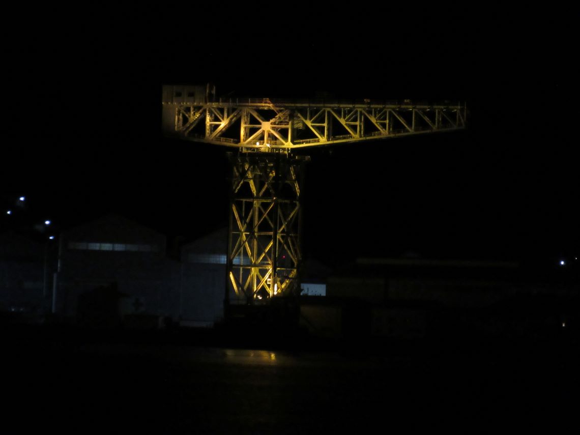 夜の三菱長崎造船所のジャイアント・カンチレバークレーンは、ライトアップされています。
