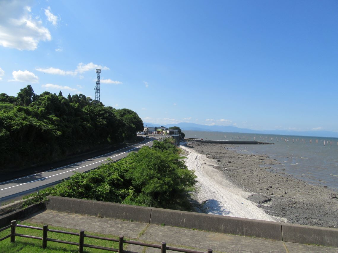 佐賀県藤津郡太良町にある道の駅太良の展望台から見える道。