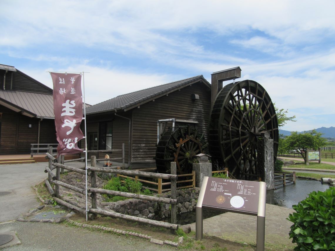 熊本県阿蘇・南阿蘇村にある道の駅・『あそ望の郷くぎの』で撮影した、大きな親子水車。
