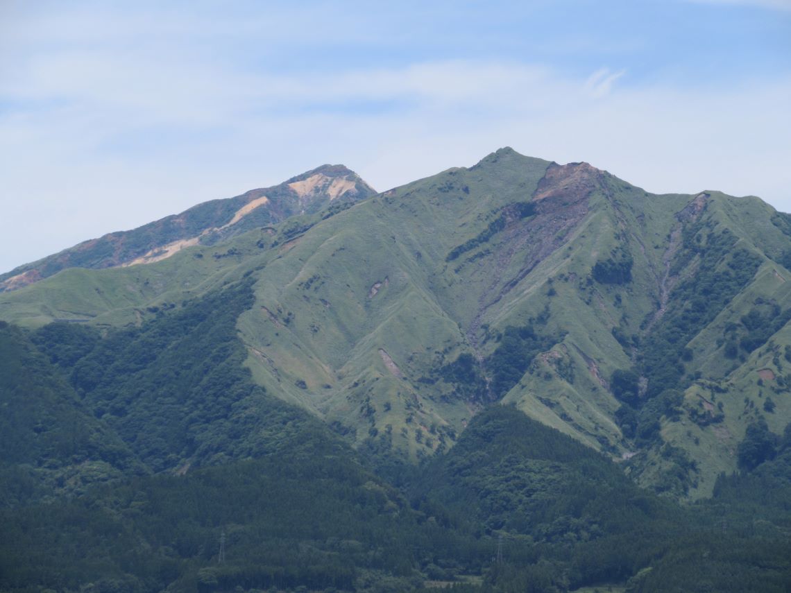 熊本県阿蘇・南阿蘇村にある道の駅・『あそ望の郷くぎの』で撮影した、大きな山々。