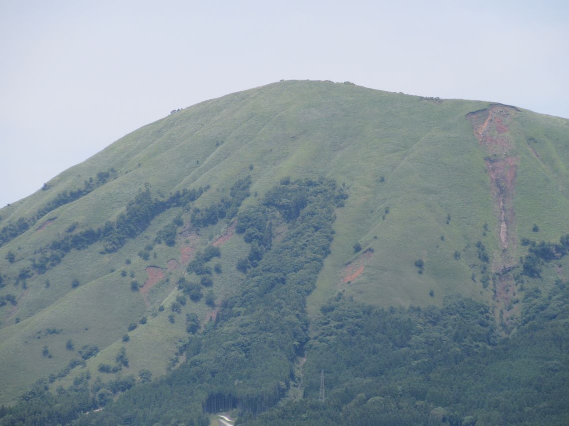 熊本県阿蘇・南阿蘇村にある道の駅・『あそ望の郷くぎの』で撮影した、大きな山。