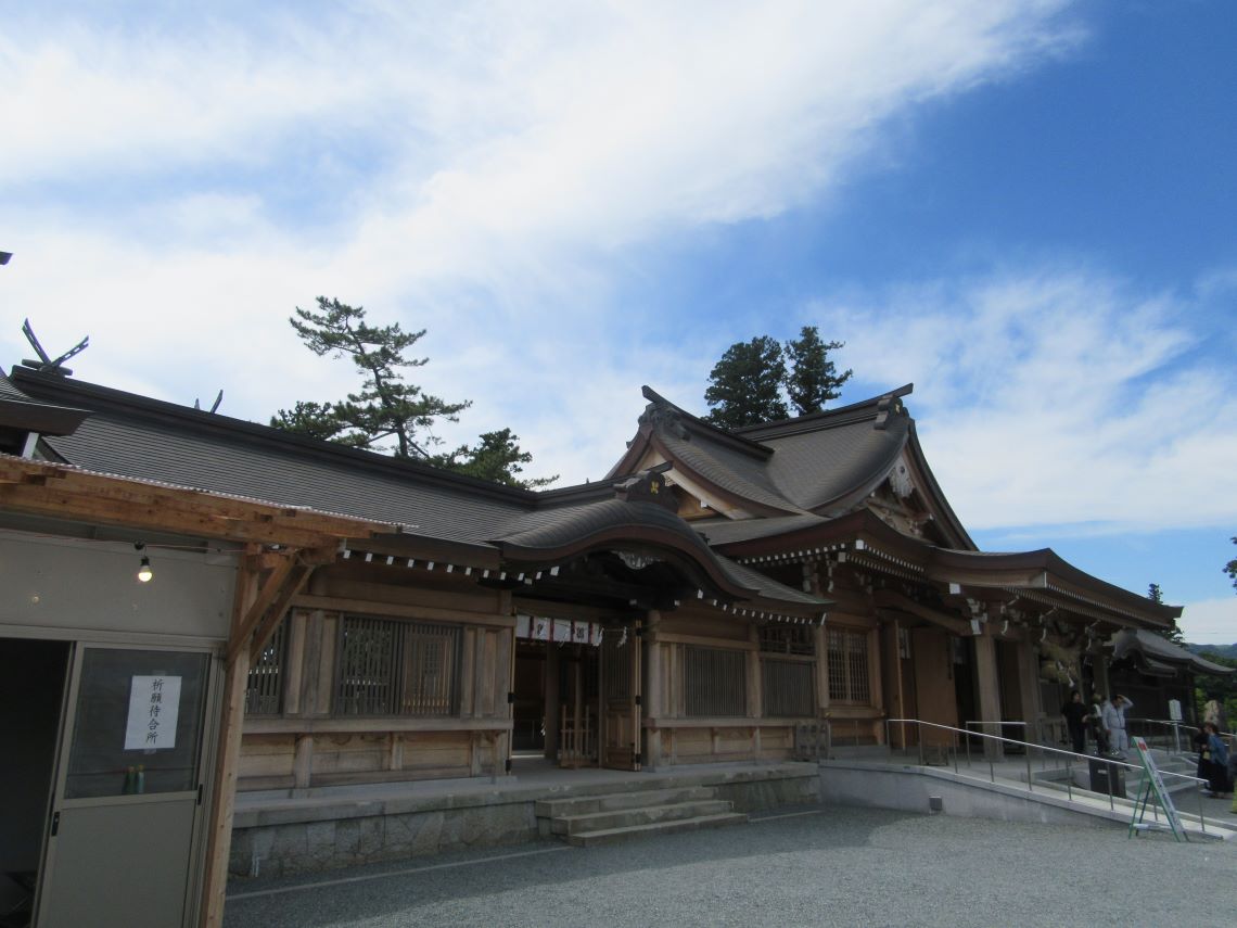 熊本県阿蘇市にある阿蘇神社で撮影した、木造の社。