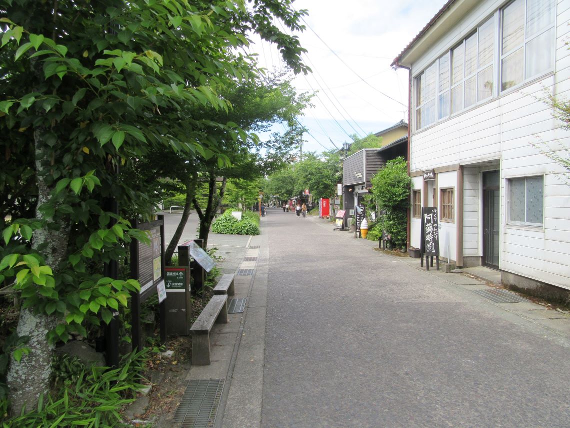 熊本県阿蘇市にある阿蘇神社で撮影した、温かみのある街並み。