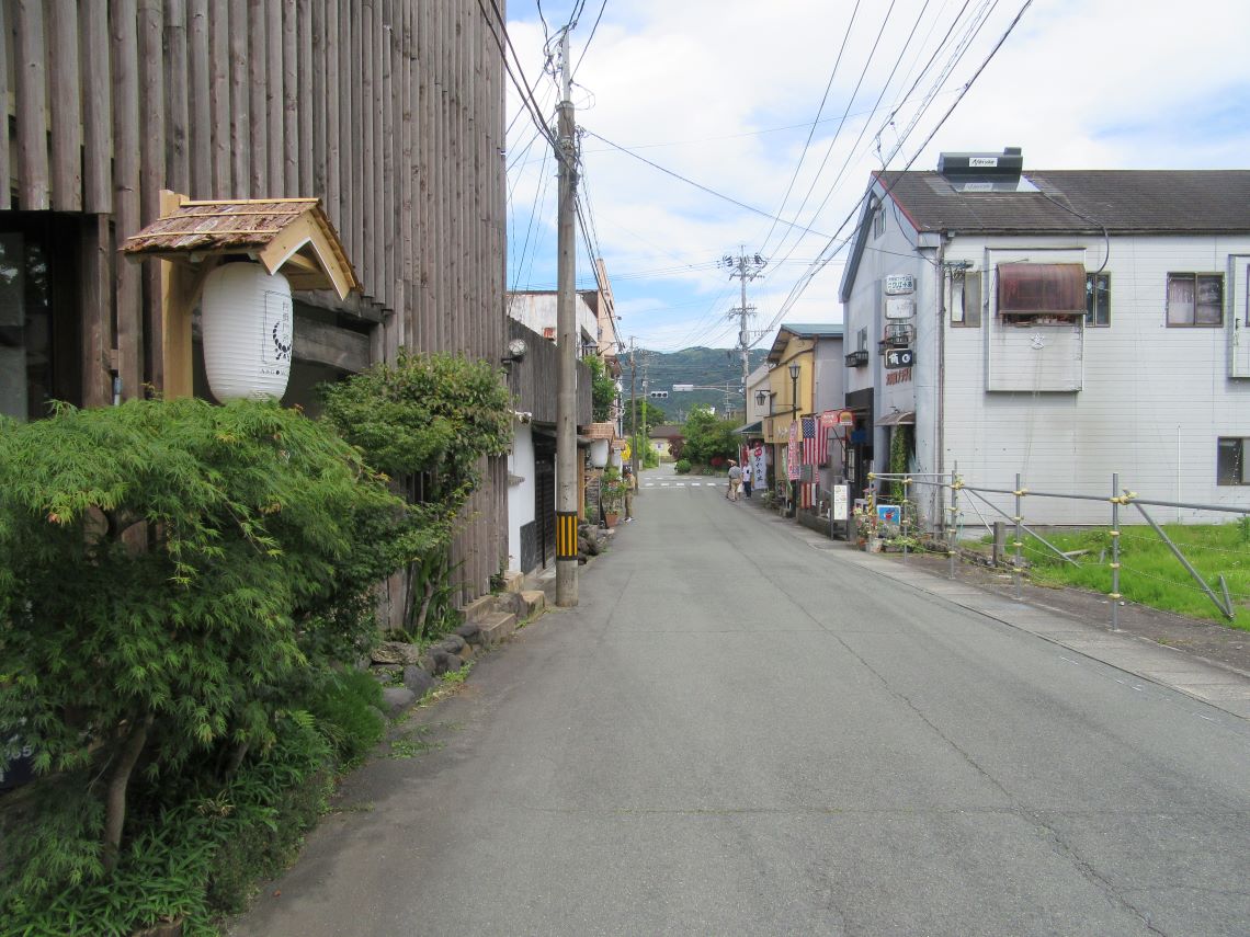 熊本県阿蘇市にある阿蘇神社で撮影した、懐かしさを感じる街並み。