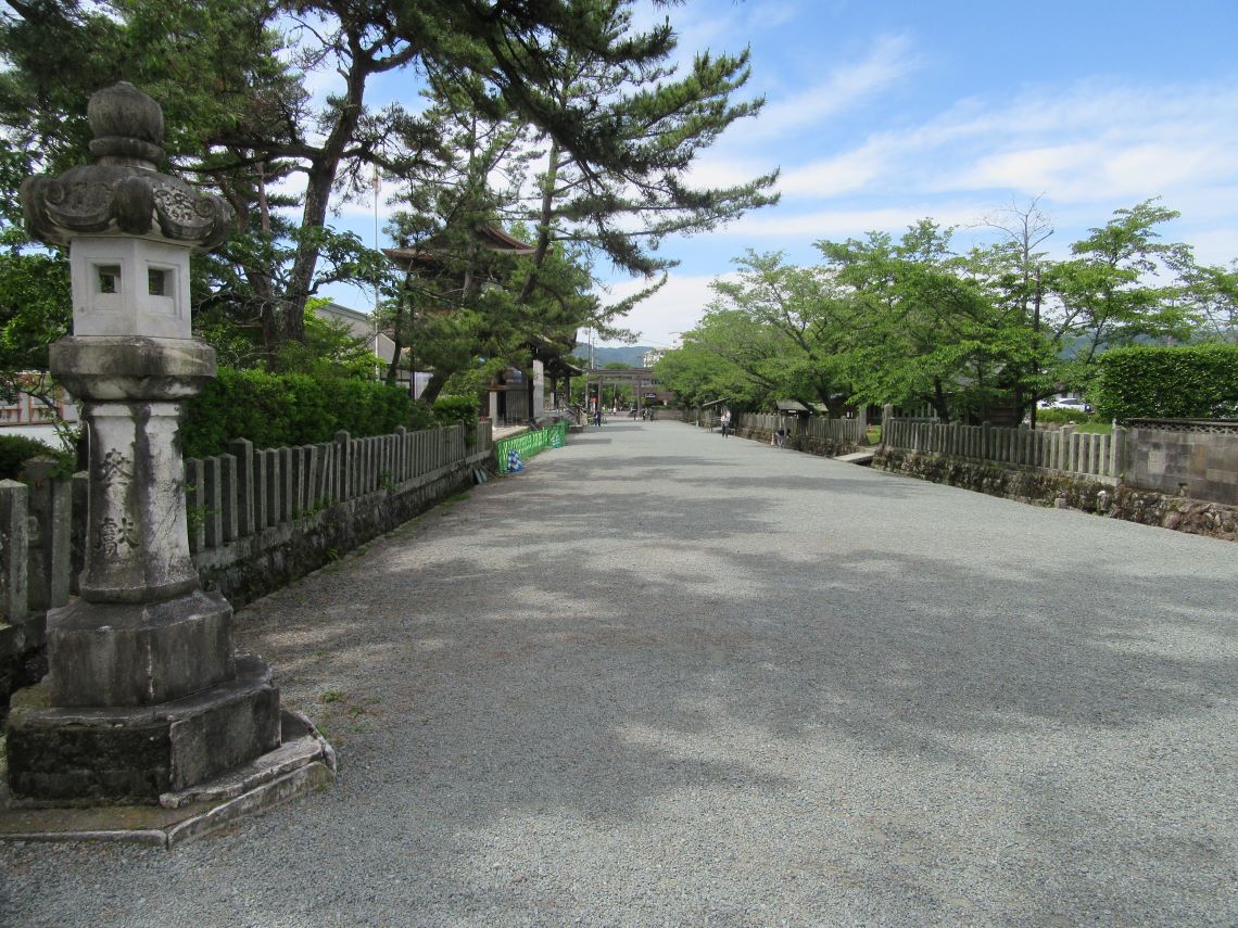 熊本県阿蘇市にある阿蘇神社で撮影した、横参道。