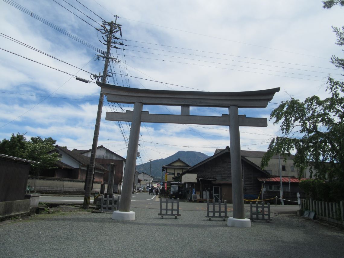 熊本県阿蘇市にある阿蘇神社で撮影した、横参道の味のある街並み。