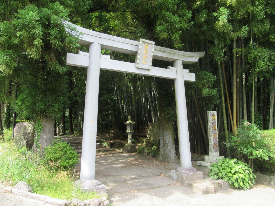 熊本県阿蘇市にある国造神社で撮影した、大きな鳥居と森林風景。
