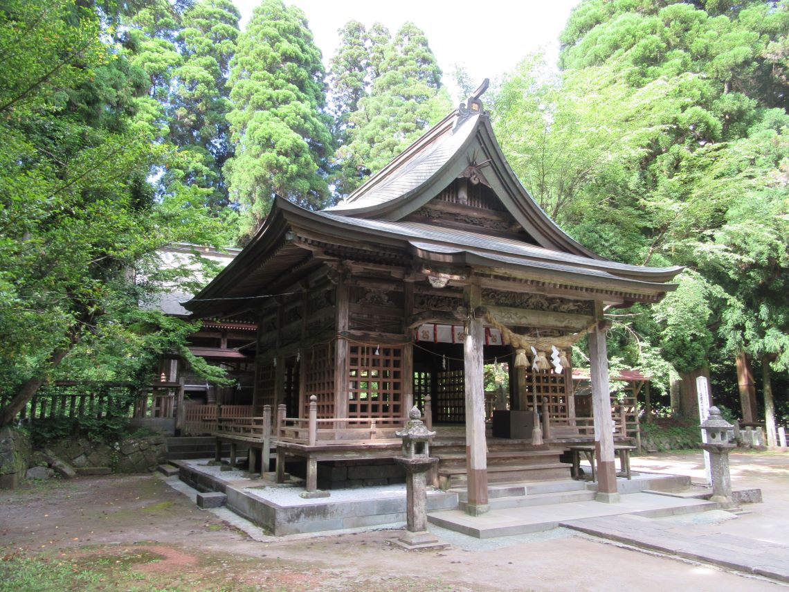 熊本県阿蘇市にある国造神社で撮影した、味わい深い本殿。