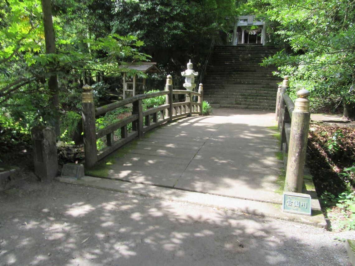 熊本県阿蘇市にある国造神社で撮影した、風情ある橋。