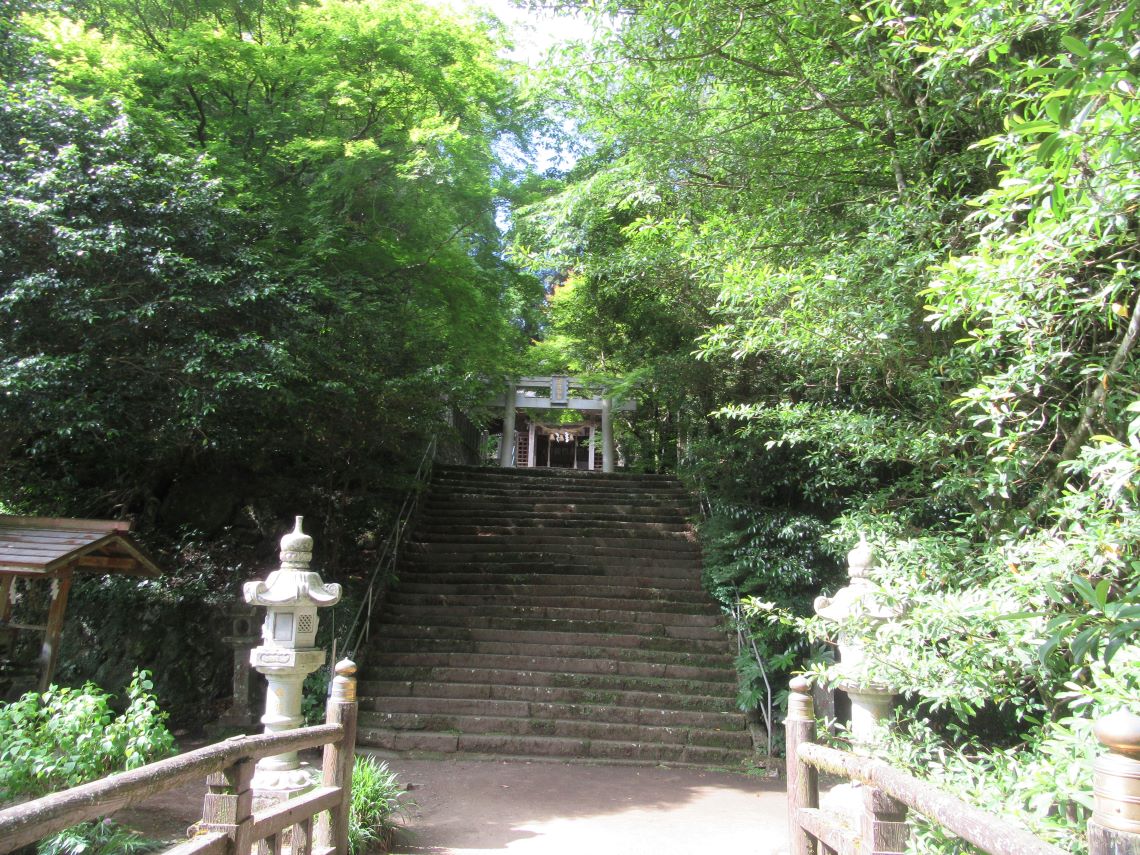 熊本県阿蘇市にある国造神社で撮影した、橋から見上げた鳥居。