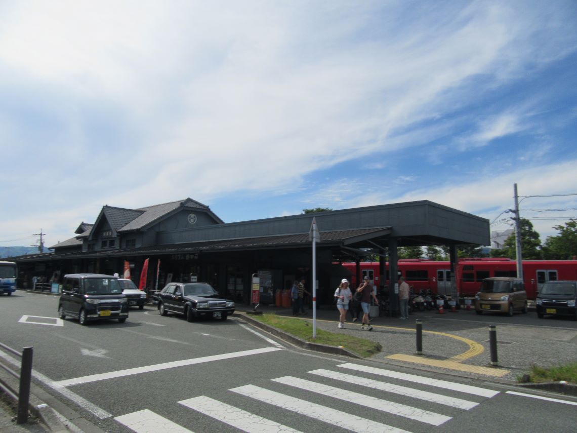 JR阿蘇駅と、赤い列車。