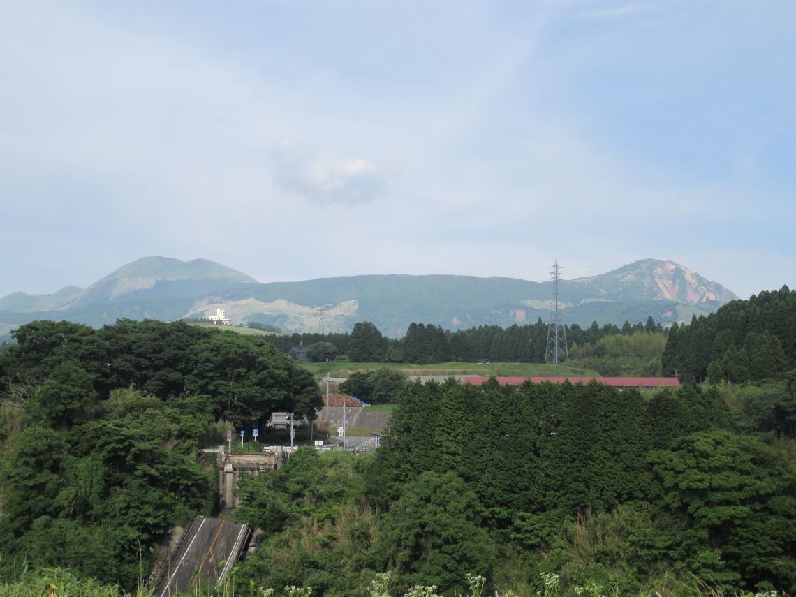 遠くに見える山と、旧阿蘇大橋遺構。