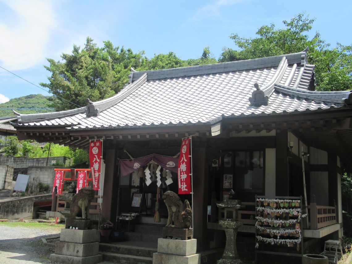 6月に長崎市の中川八幡神社で撮影した、本殿と後ろの緑。
