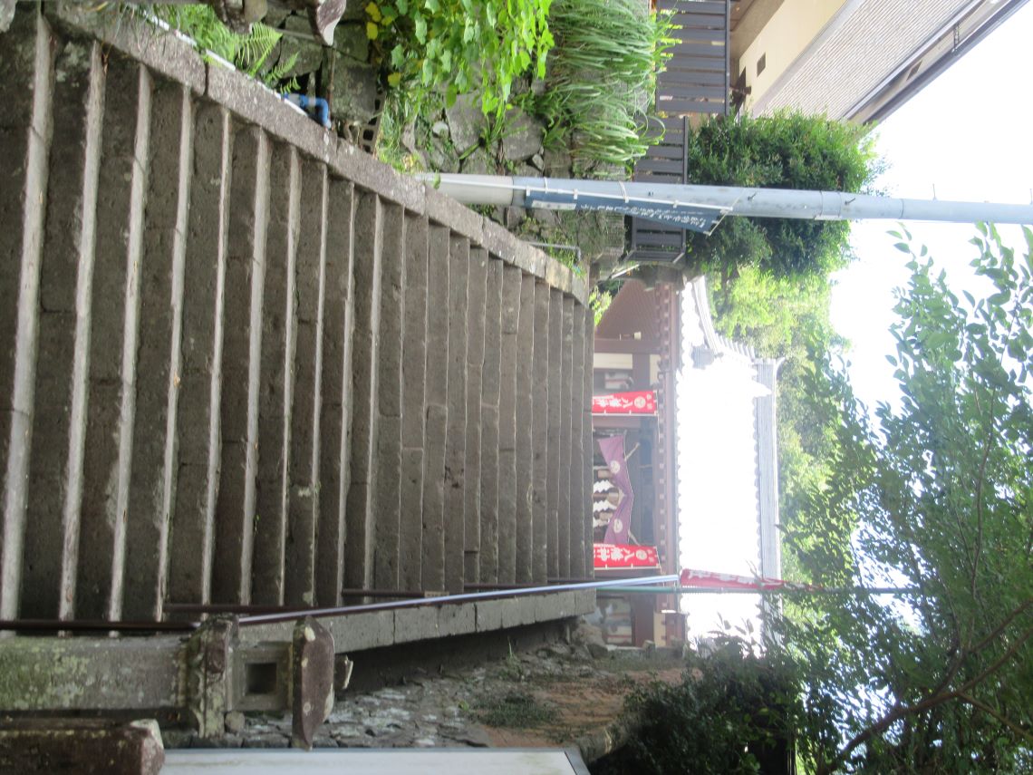 6月に長崎市の中川八幡神社で撮影した、階段から見上げる本殿。