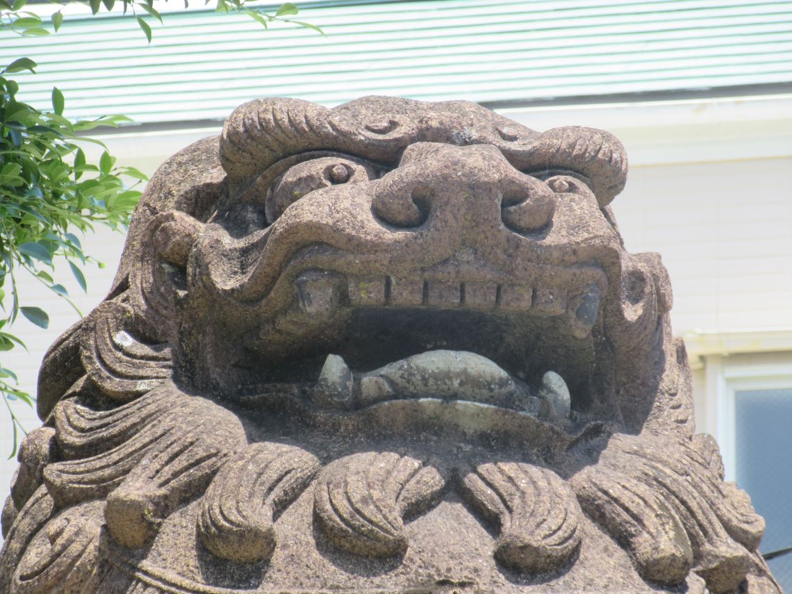 長崎市の諏訪神社付近で撮影した、豪快に口を開ける狛犬さん。