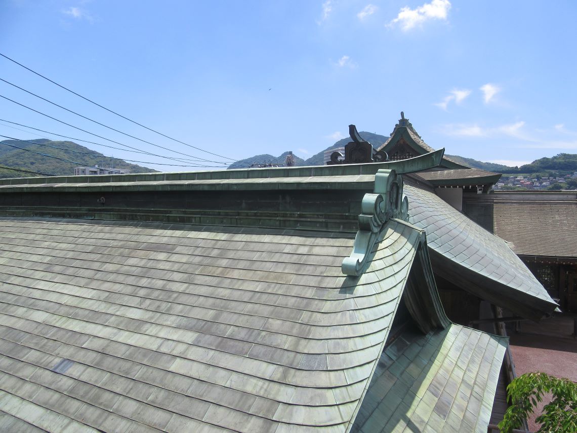 長崎市の諏訪神社付近で撮影した、味わい深い屋根。