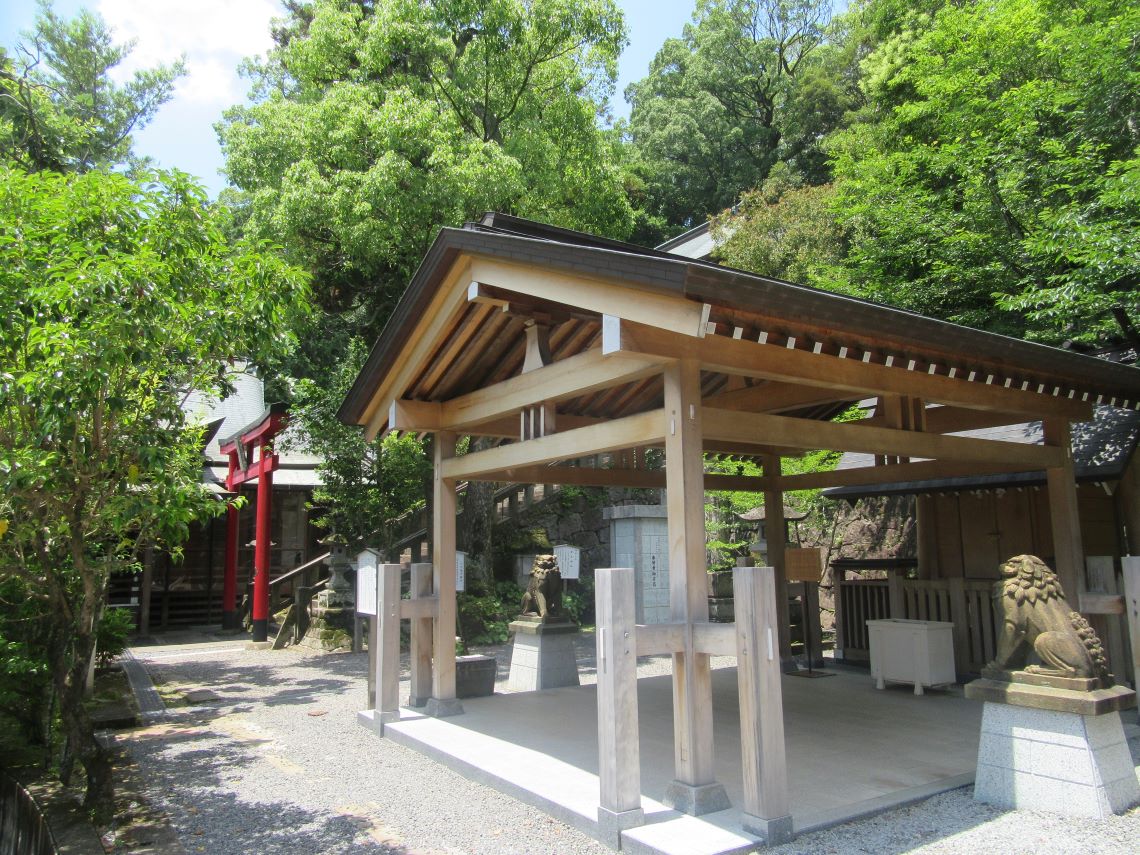 長崎市の諏訪神社付近で撮影した、祖霊社。