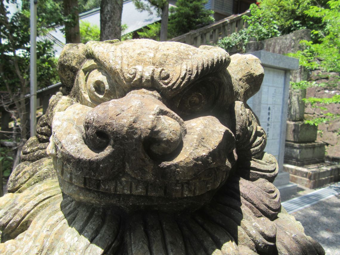 長崎市の諏訪神社付近で撮影した、祖霊社のかわいい狛犬さん。