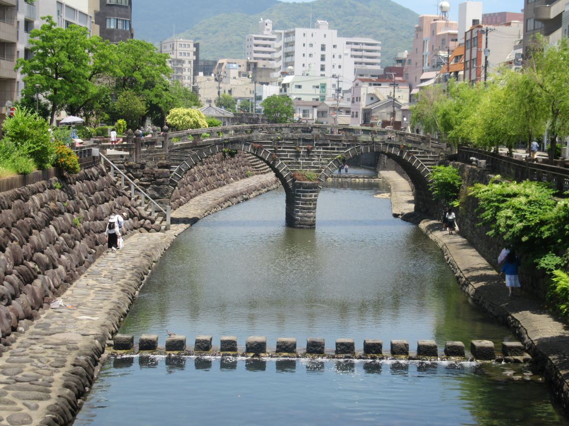 長崎市の中島川で撮影した、眼鏡橋とシマトネリコ。