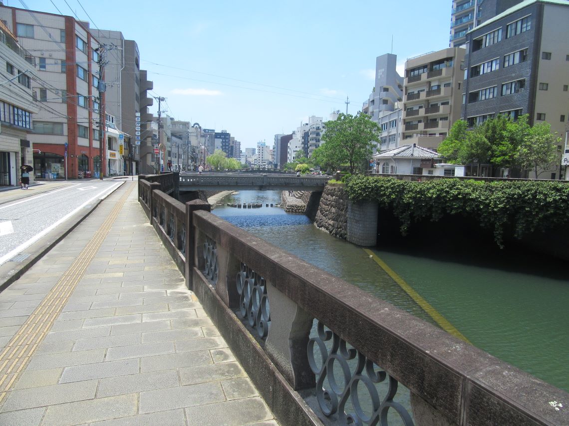 長崎市の中島川で撮影した、早くも夏を感じさせる風景。