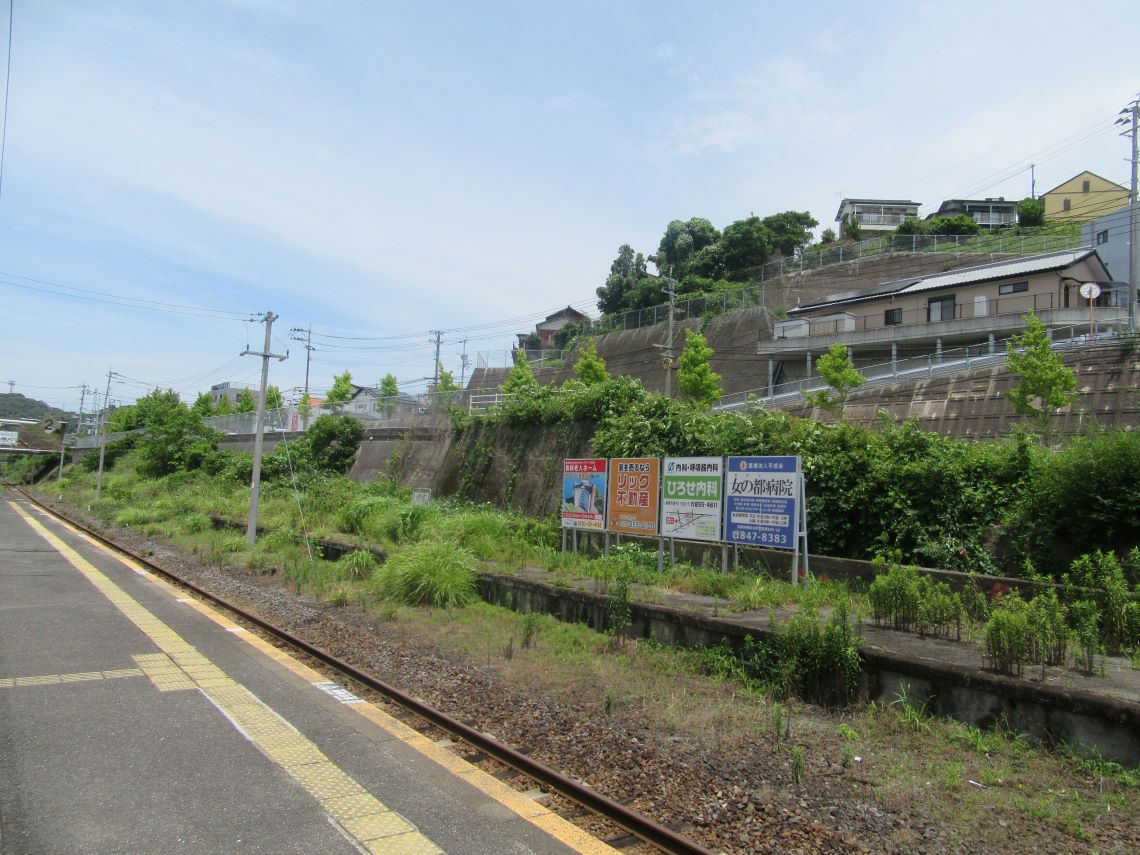 JR道ノ尾駅のかつての向かい側のホームの名残。