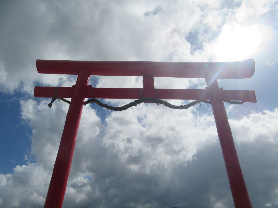 赤い鳥居と太陽光。