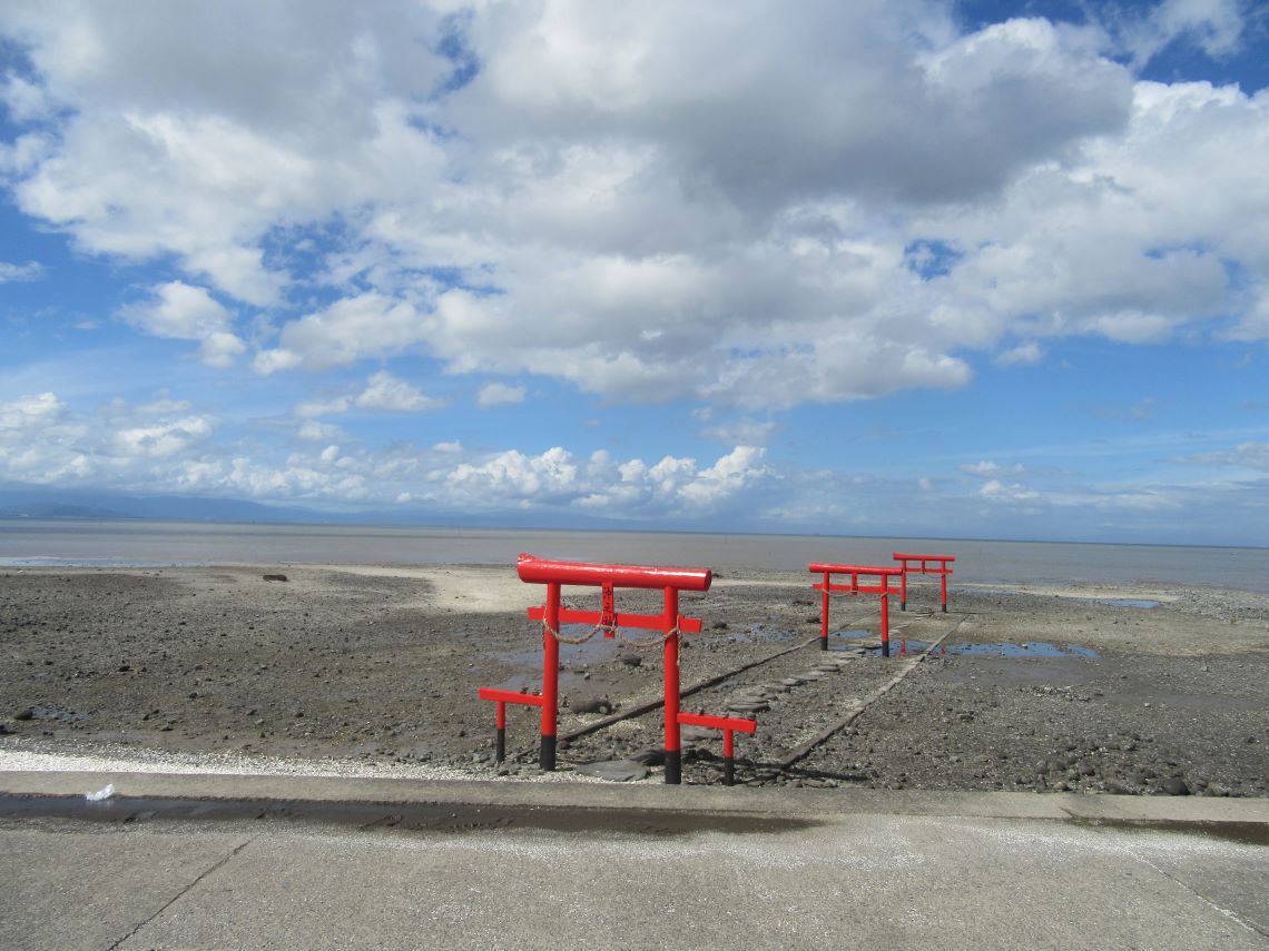 佐賀県藤津郡太良町にある大魚神社の雨上がりの海中鳥居。