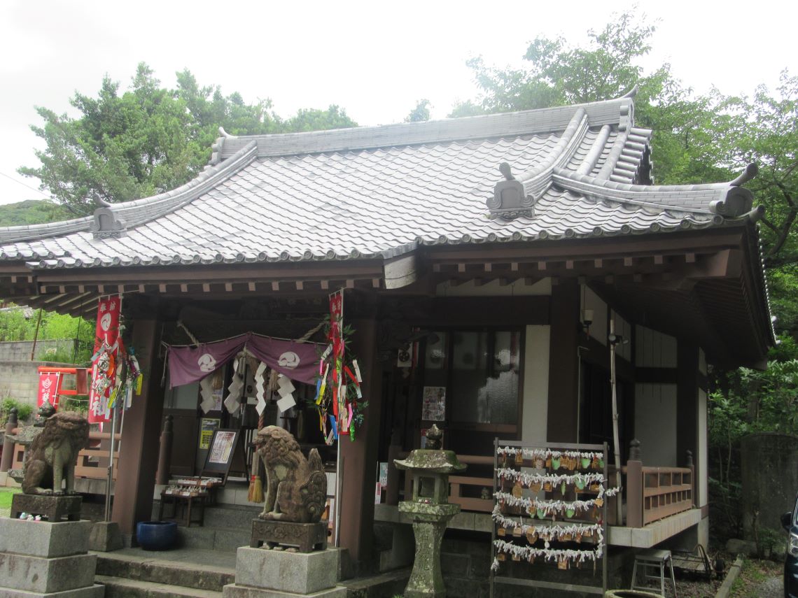 長崎市の中川八幡神社で撮影した、七夕の短冊がある本殿。