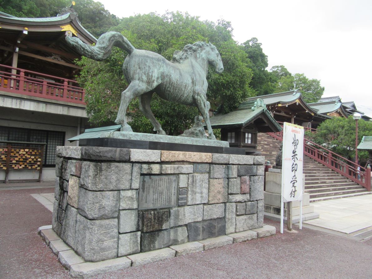 長崎市の諏訪神社にある、北村西望による作の神馬像。