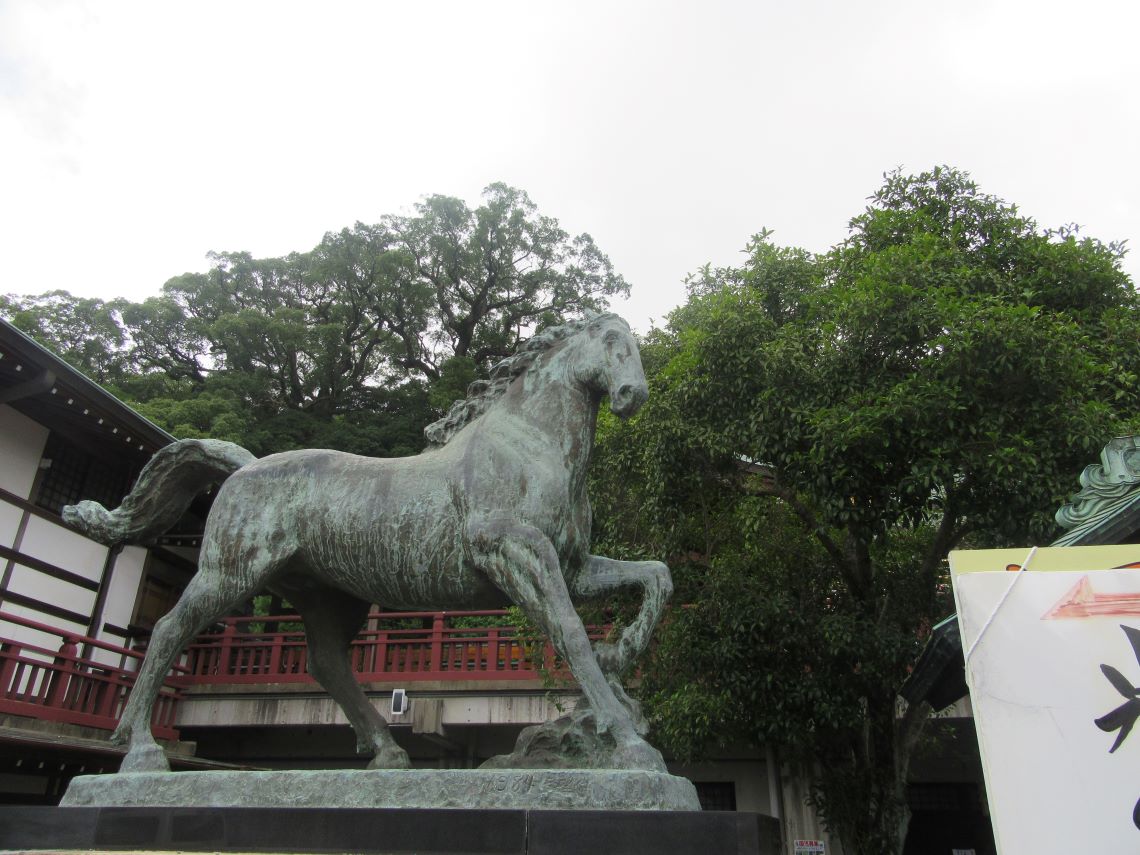 長崎市の諏訪神社にある、北村西望による作の躍動感がある神馬像。