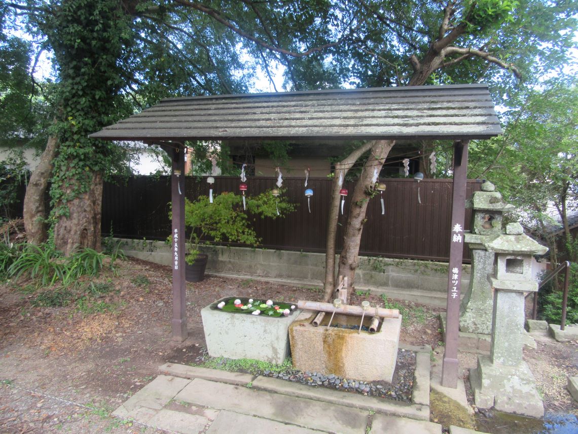 長崎市の中川八幡神社の手水舎と風鈴。