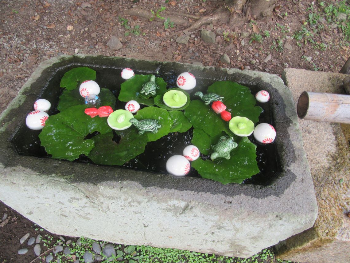 長崎市の中川八幡神社の夏の手水。