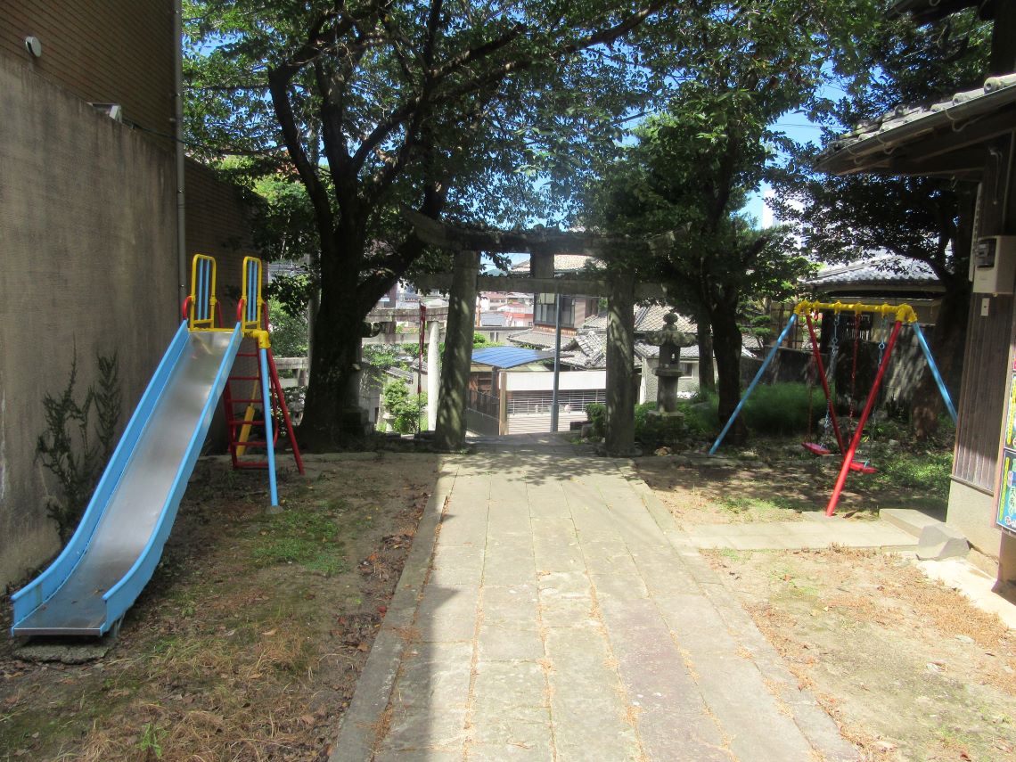 長崎市の中川八幡神社の石段の途中にあるブランコと滑り台。