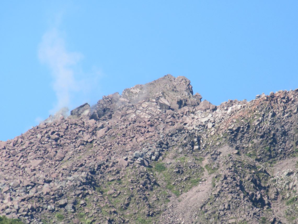 長崎県雲仙市・仁田峠第一展望所から見える、蒸気が出ている平成新山。