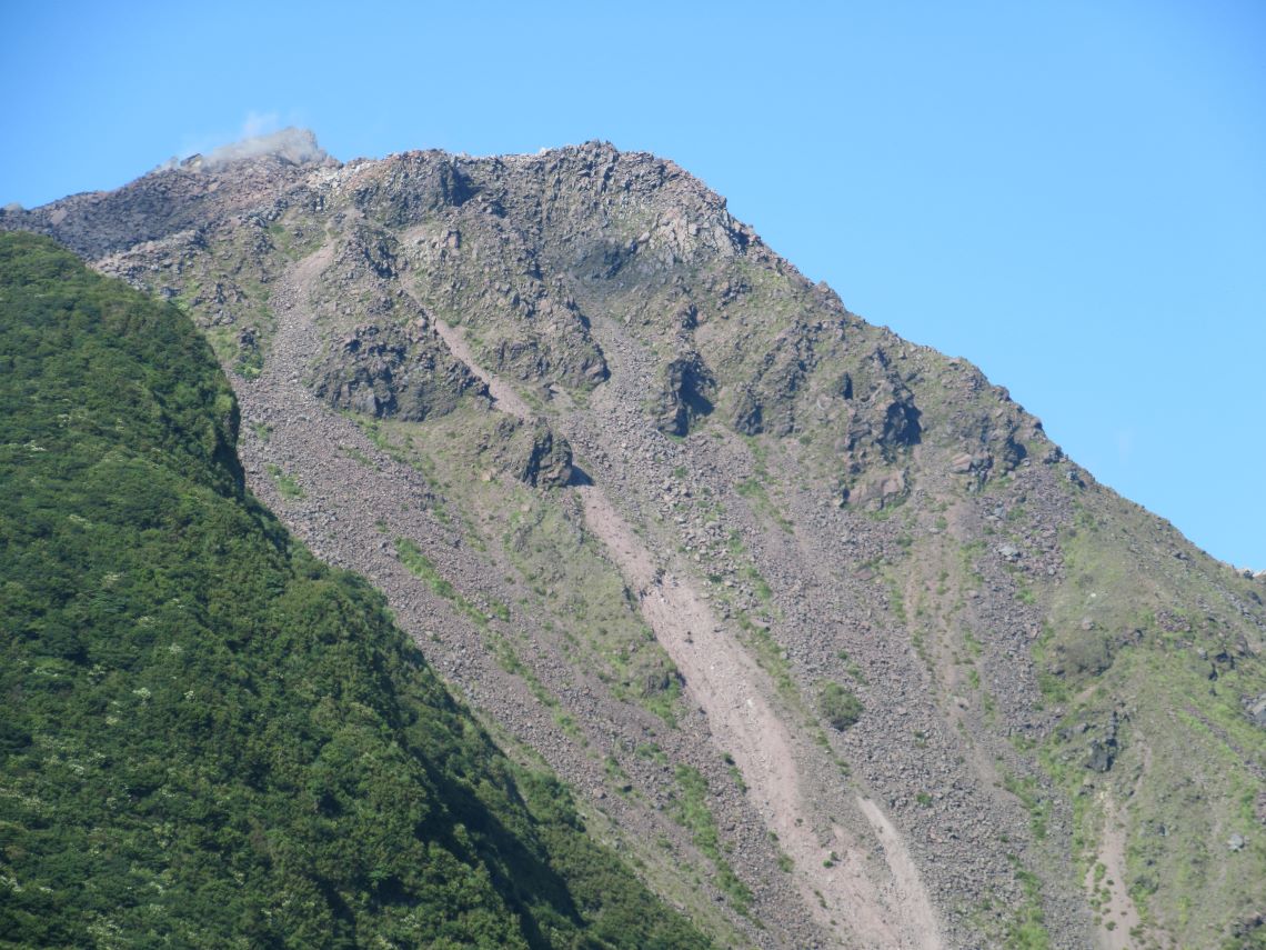 長崎県雲仙市・仁田峠第一展望所から見える、大きな平成新山。