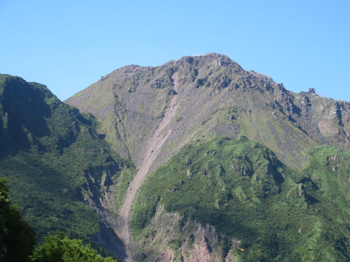 長崎県雲仙市・仁田峠第二展望所から見える、緑の平成新山。