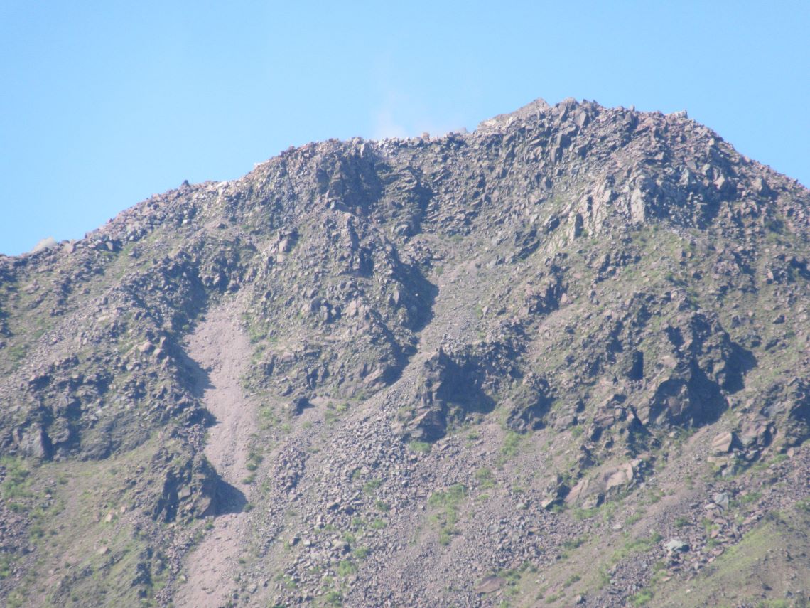 長崎県雲仙市・仁田峠第二展望所から見える、大きな平成新山。