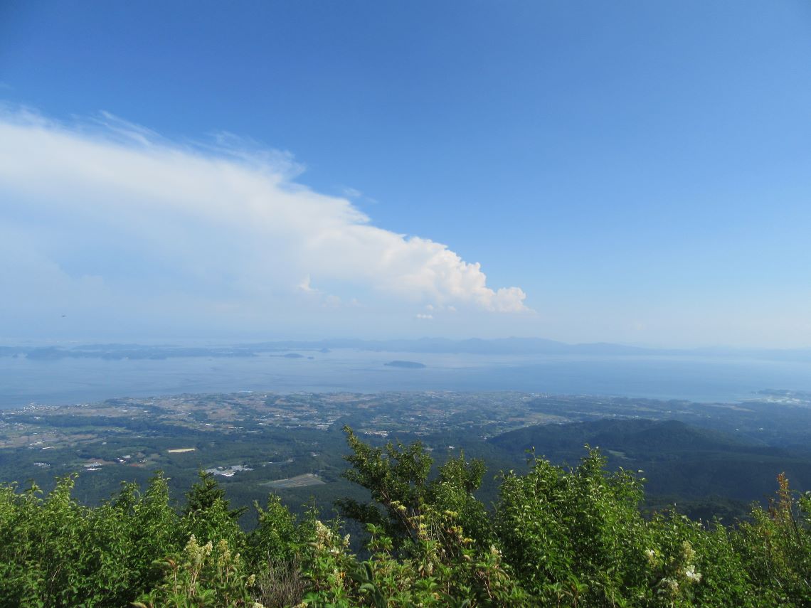 長崎県雲仙市・仁田峠第二展望所から見える、島原半島とその先に見える熊本。