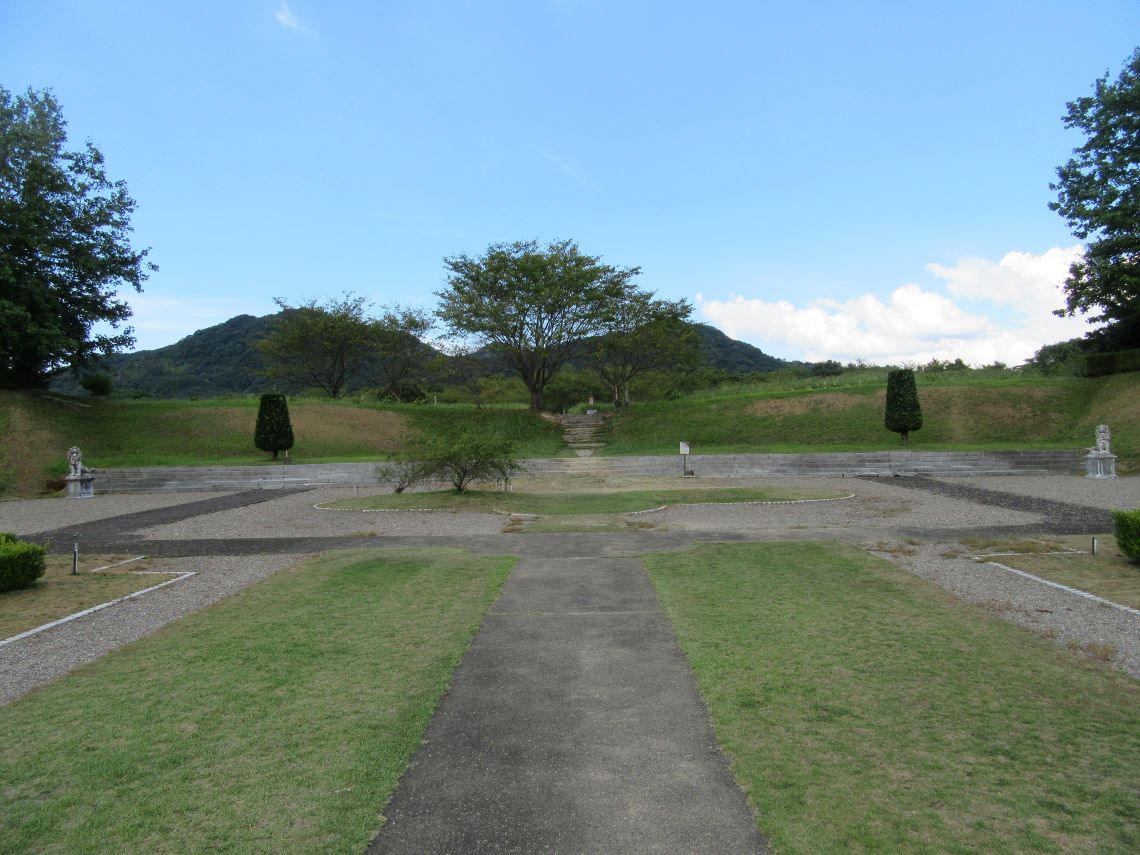 佐賀県西松浦郡有田町にある有田ポーセリンパークで撮影した、庭園の先にある2つの像。