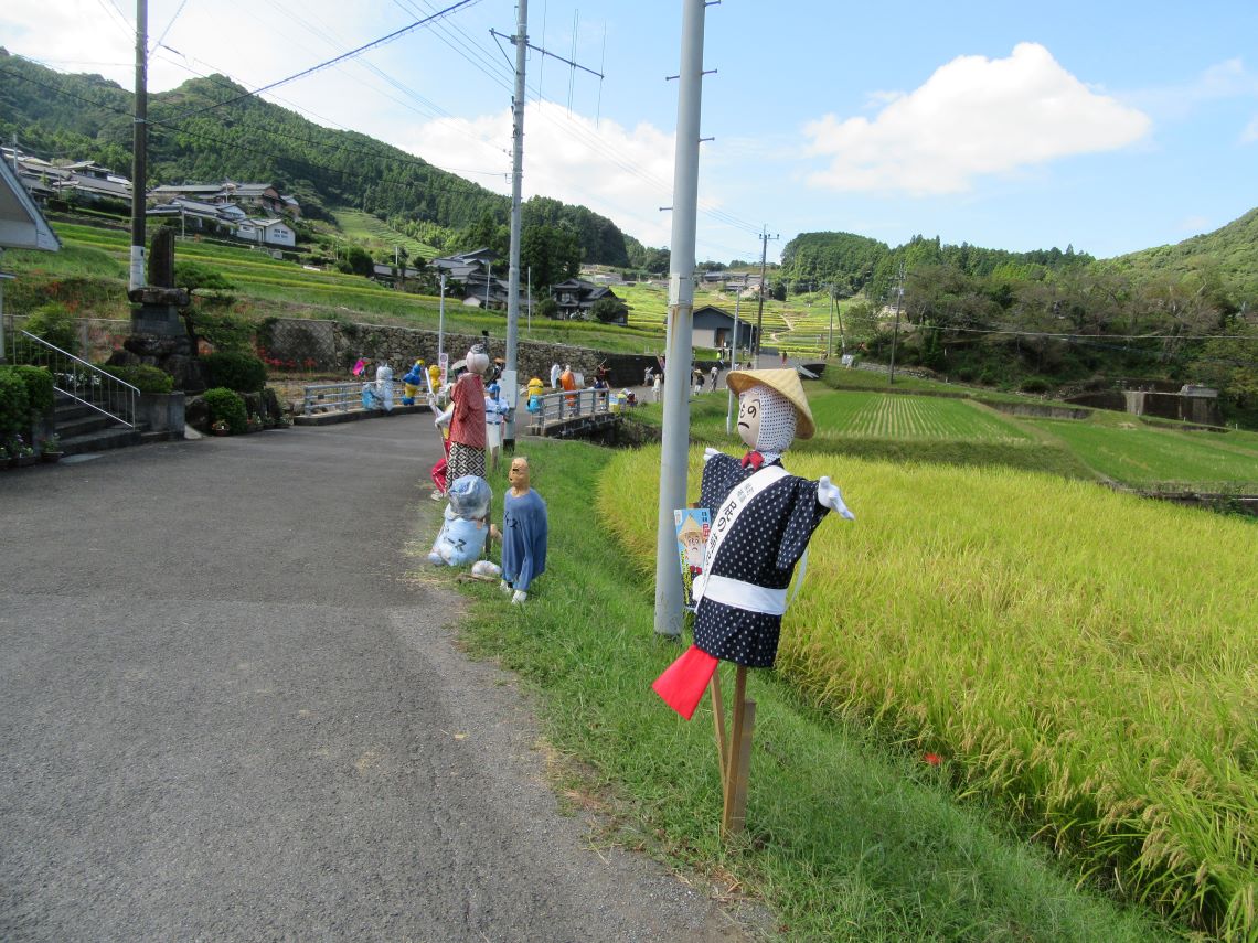 長崎県東彼杵郡波佐見町にある鬼木の棚田のかかしたち。