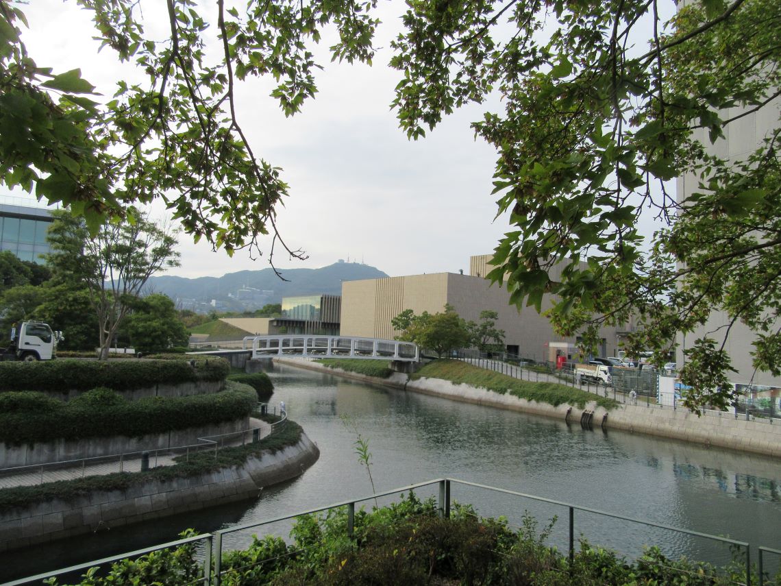 秋の長崎市の長崎水辺の森公園で撮影した、美術館周辺の風景。