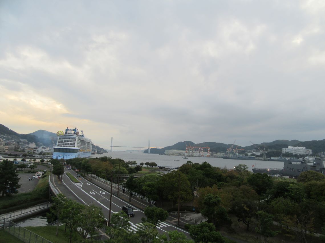 秋の長崎市の長崎県美術館屋上庭園で撮影した風景。