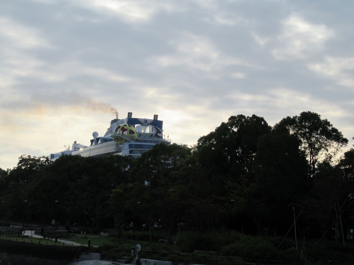 秋の長崎市の長崎水辺の森公園で撮影した、かなり大きなクルーズ船。