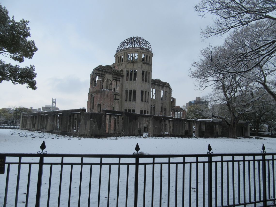 雪の原爆ドーム